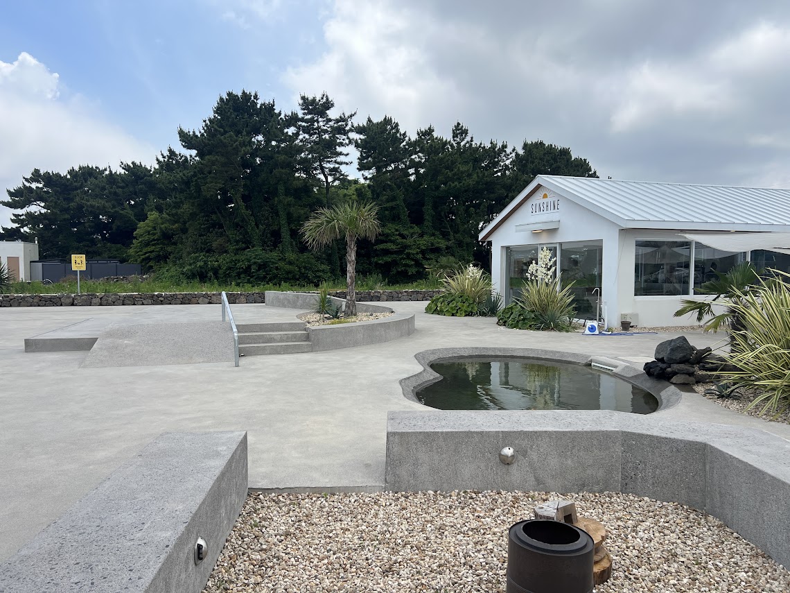 Sunshine building and courtyard at Jongdal Hollain